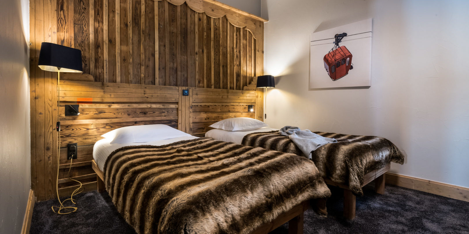 Hotel Les Suites du Montana Tignes Tignes-Val d'Isere Frankrijk wintersport skivakantie luxe suite duplex aparte bedden schilderij hout lamp