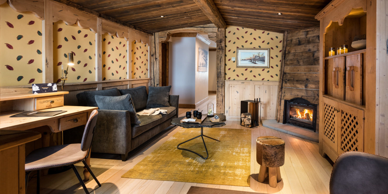 Hotel Les Suites du Montana Tignes Tignes-Val d'Isere Frankrijk wintersport skivakantie luxe suite open haard bank bureau vloerkleed hout