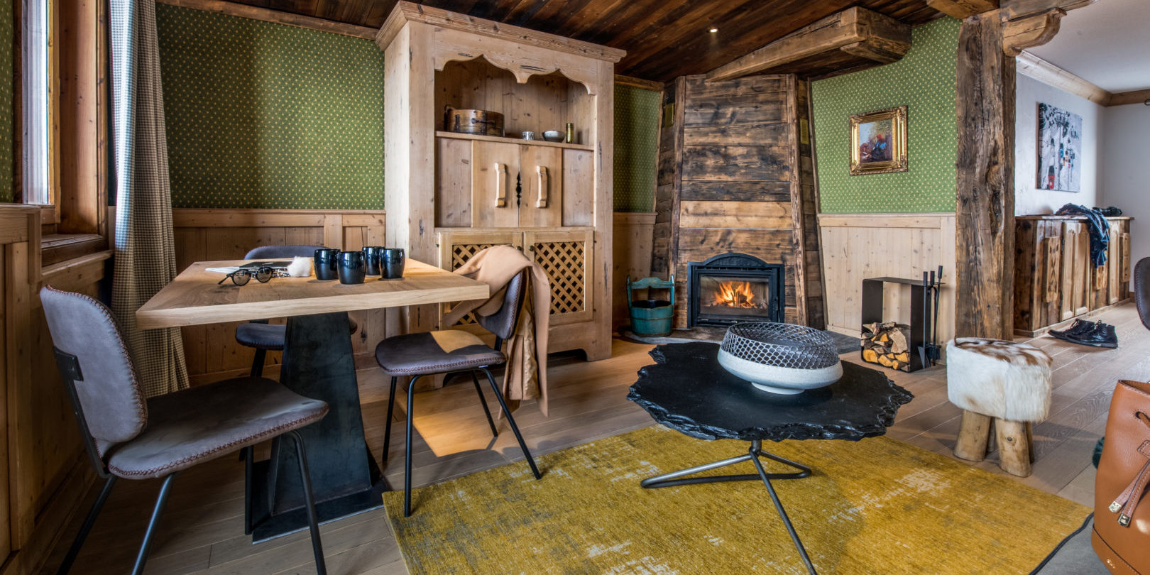 Hotel Les Suites du Montana Tignes Tignes-Val d'Isere Frankrijk wintersport skivakantie luxe suite open haard eettafel vloerkleed kast hout