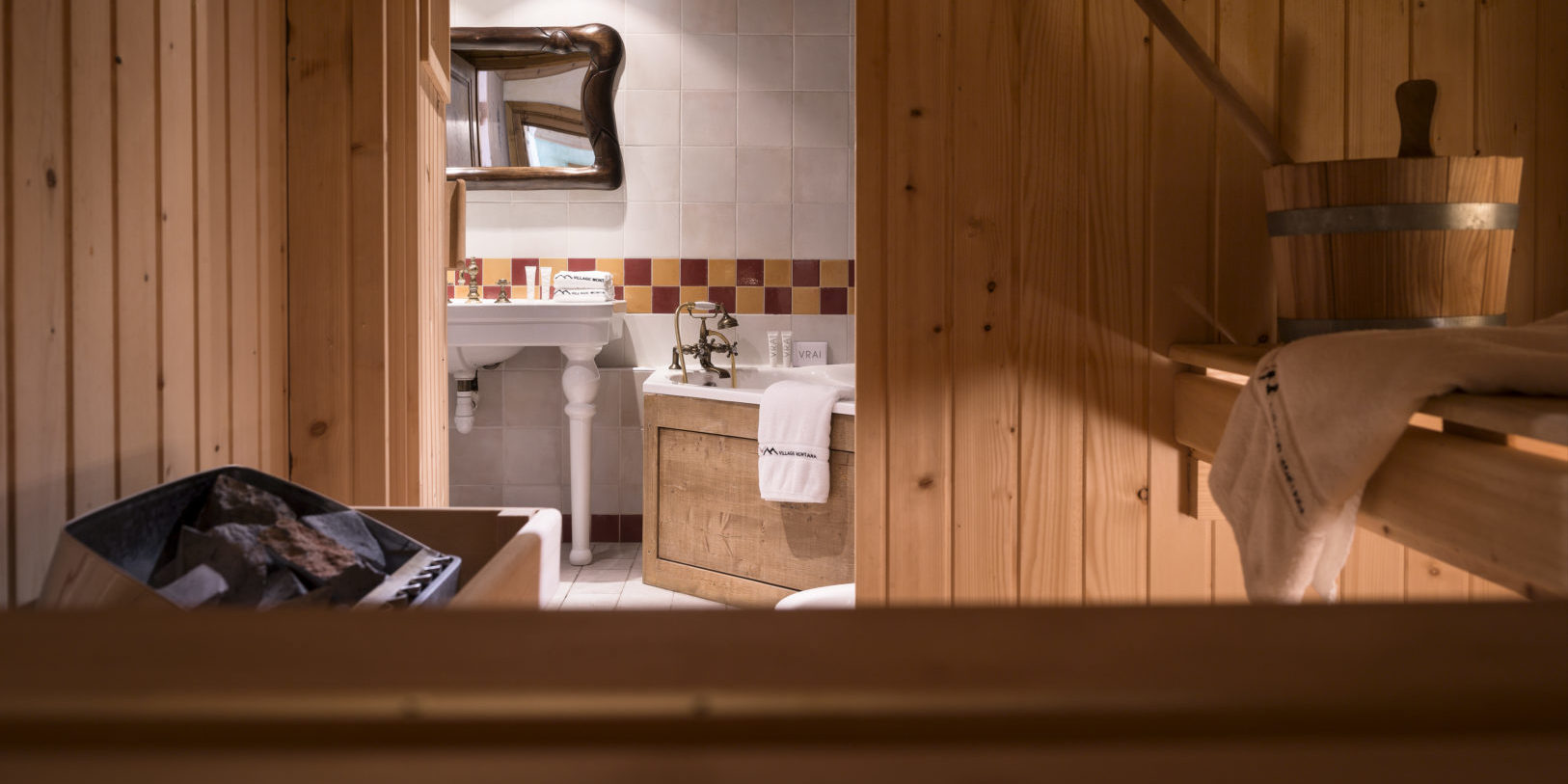Hotel Les Suites du Montana Tignes Tignes-Val d'Isere Frankrijk wintersport skivakantie luxe suite sauna hout badkamer bad wastafel spiegel