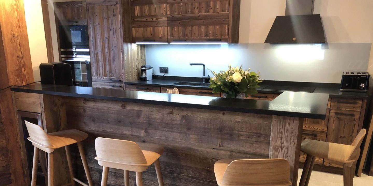 Chalet La Douceur La Clusaz Aravis Frankrijk wintersport skivakantie luxe Chez Germain keuken bar