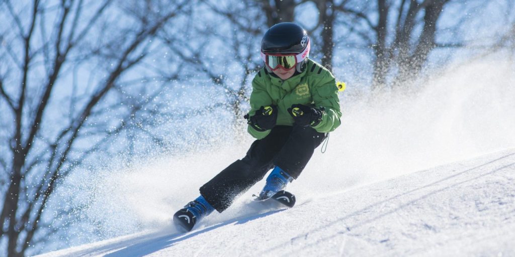 Ski kind sneeuw bomen wintersportdeluxe