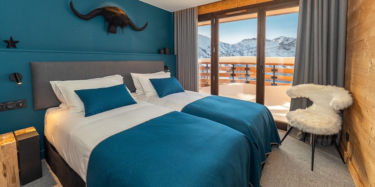 Chalet Ossetra Avoriaz Les Portes du Soleil Frankrijk wintersport skivakantie luxe slaapkamer fauteuil